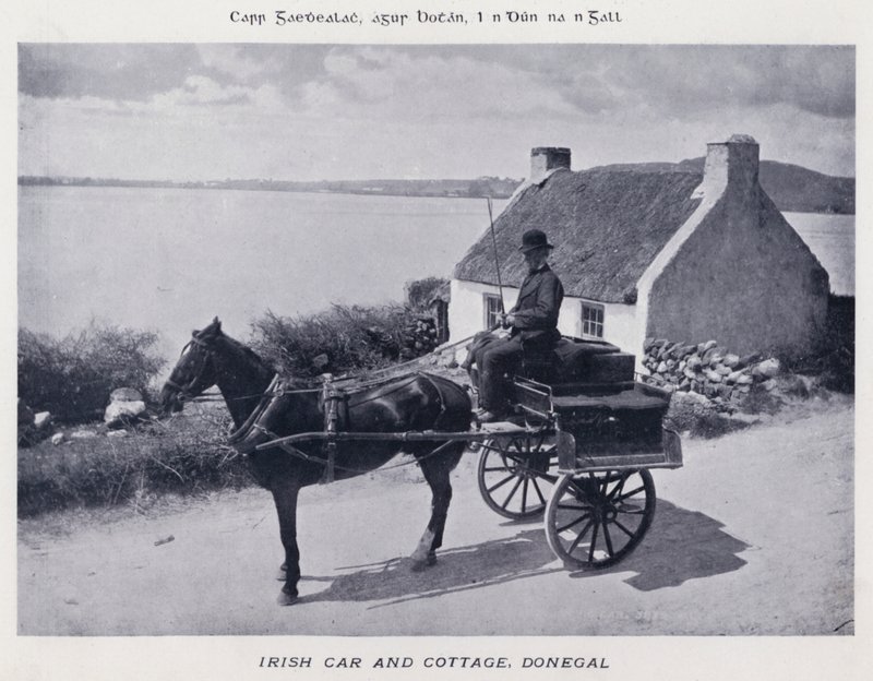 Irish Car and Cottage, Donegal (zdjęcie czarno-białe) autorstwa Karl Karlovich Piratsky