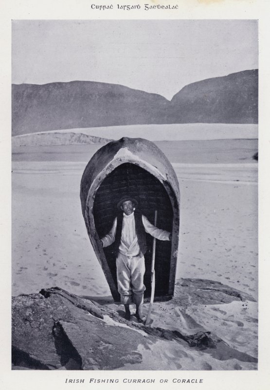 Irlandzka Curragh lub Coracle (zdjęcie czarno-białe) autorstwa Karl Karlovich Piratsky