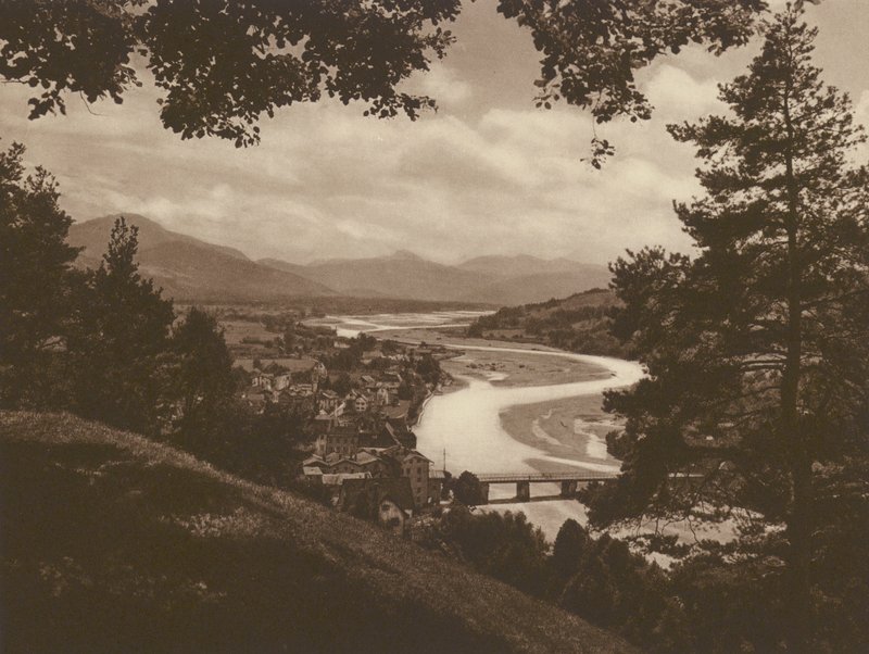 Bad Tolz und das Isartal, Blick vom Kalvarienberg; Bad Tolz and the Isar Valley, View from the Kalvarienberg (b/w photo)   1405699   pl       polish Successfully Translated  Original: Christ Carrying the Cross Translat: Christ Carrying the Cross 1242179 pl autorstwa Kurt Hielscher