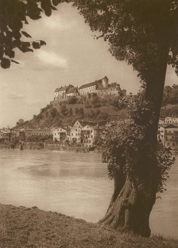 Burghausen na Salzach; Burghausen na Salzach (zdjęcie czarno-białe) autorstwa Kurt Hielscher