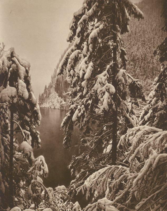 Königssee niedaleko Berchtesgaden; Koenigssee niedaleko Berchtesgaden (zdjęcie czarno-białe) autorstwa Kurt Hielscher