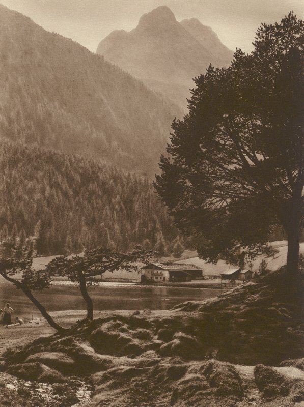 Jezioro Lautersee w pobliżu Mittenwald z górami Wetterstein; Lauter-See w pobliżu Mittenwald z górami Wetterstein (zdjęcie czarno-białe) autorstwa Kurt Hielscher