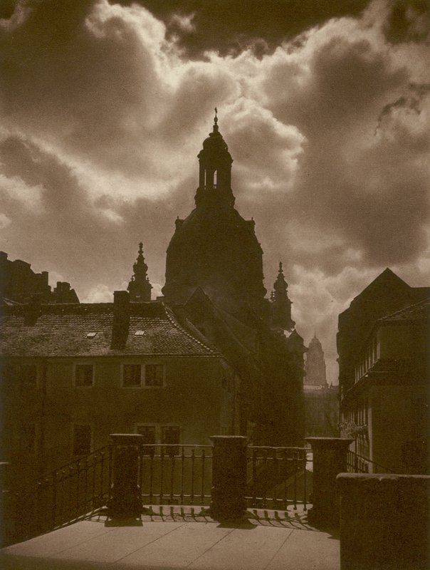 Drezno, Frauenkirche (zdjęcie czarno-białe) autorstwa Kurt Hielscher