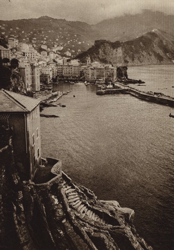 Włochy: Camogli, Riwiera (zdjęcie czarno-białe) autorstwa Kurt Hielscher