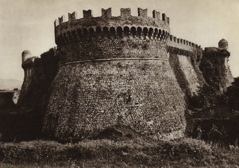 Włochy: Castello Sarzanello (zdjęcie czarno-białe) autorstwa Kurt Hielscher