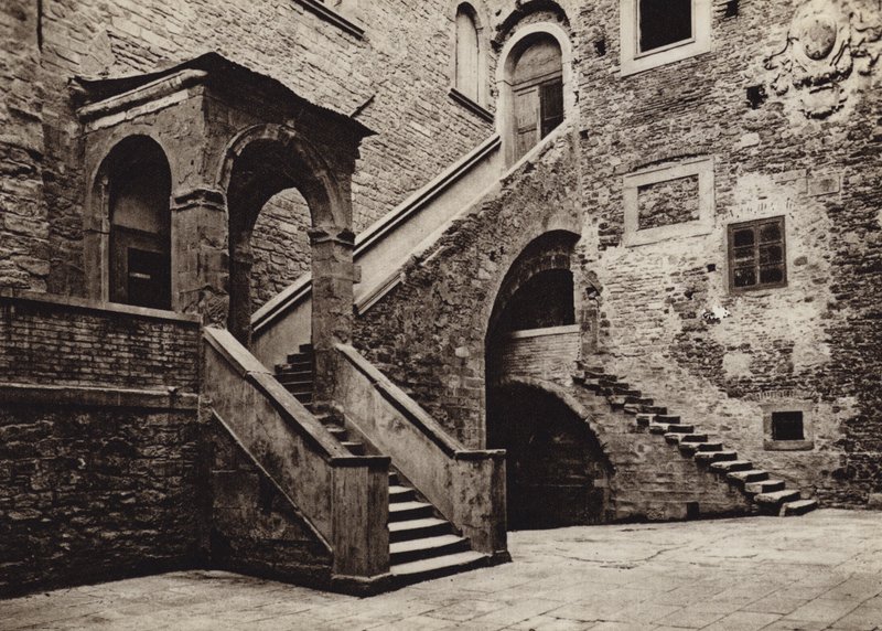 Włochy: Cortona, Palazzo Pretorio (zdjęcie czarno-białe) autorstwa Kurt Hielscher