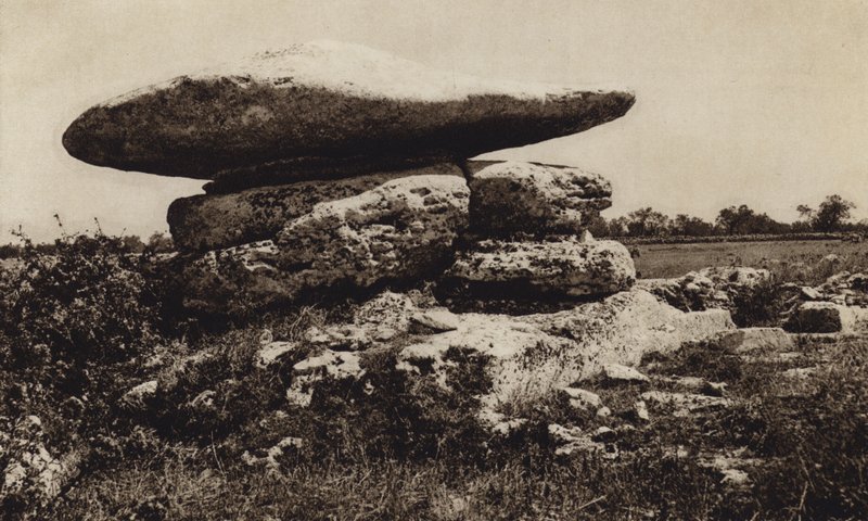 Włochy: Minervino di Lecce, Dolmen (zdjęcie czarno-białe) autorstwa Kurt Hielscher
