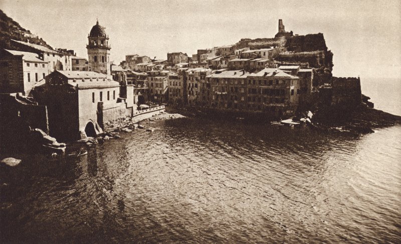 Włochy: Vernazza, Riwiera (zdjęcie czarno-białe) autorstwa Kurt Hielscher