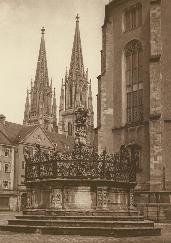 Ratyzbona, fontanna z 1721 r. na Neupfarrplatz i wieże katedralne; Ratyzbona, Fontanna (1721) na „Neupfarr Platz” i Katedra (zdjęcie czarno-białe) autorstwa Kurt Hielscher