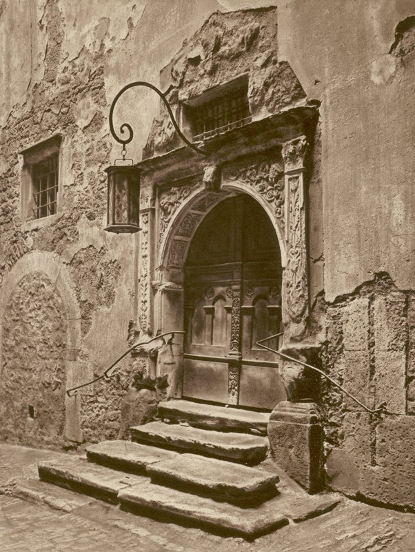 Rothenburg od T, Portal des alten Rathauses; Rothenburg-on-the-Tauber, wejście do starego ratusza (zdjęcie czarno-białe) autorstwa Kurt Hielscher
