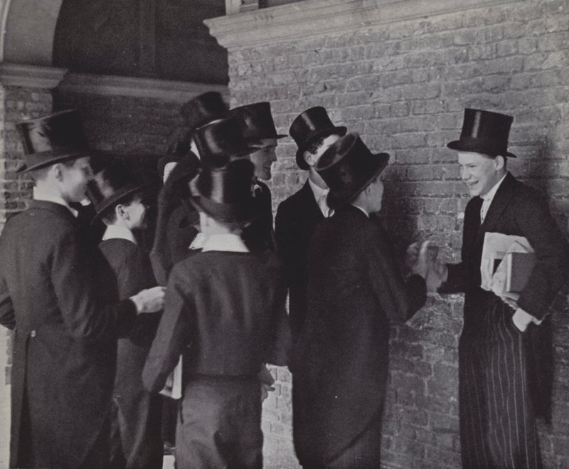 Chłopcy z Eton, plotki (zdjęcie czarno-białe) autorstwa Laszlo Moholy Nagy