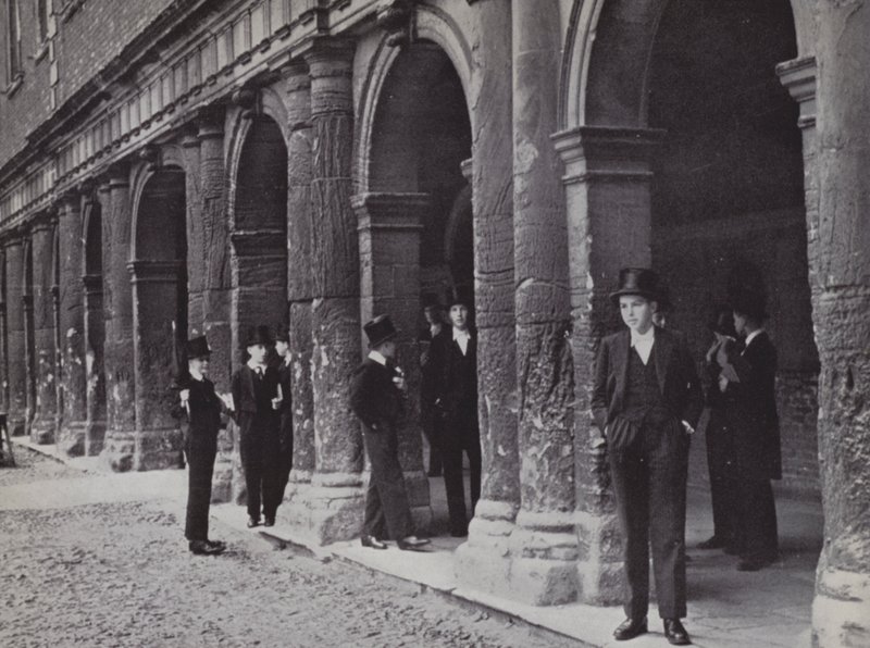 Outside Chambers, Eton, czekając, aż mistrzowie wyjdą (zdjęcie czarno-białe) autorstwa Laszlo Moholy Nagy