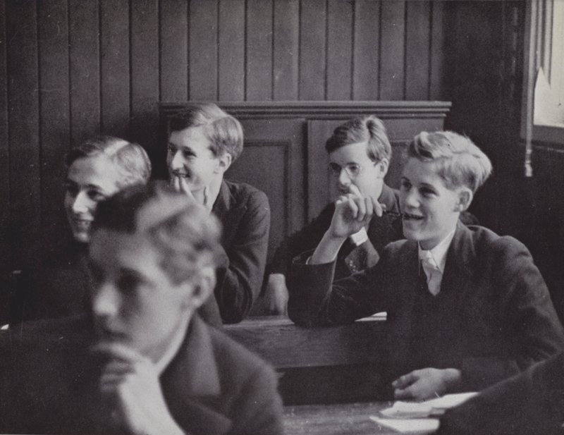 Lżejsza strona nauki, podział w New Schools, Eton (zdjęcie czarno-białe) autorstwa Laszlo Moholy Nagy