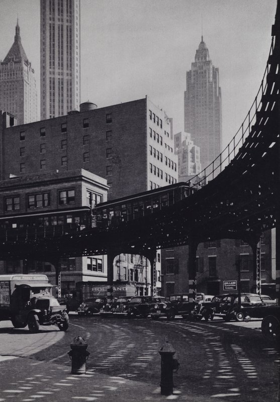Manhattan: Coenties Slip, kolejka na podwyższeniu (zdjęcie czarno-białe) autorstwa Mario Bucovich