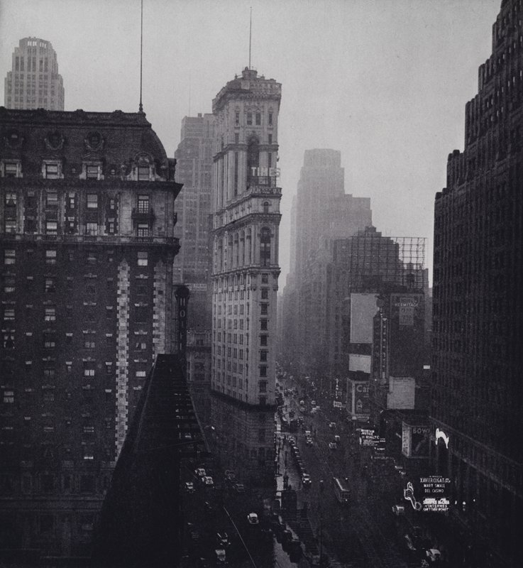 Manhattan: Deszcz nad Times Square (zdjęcie czarno-białe) autorstwa Mario Bucovich