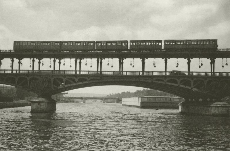 Paryż: Pont de Passy (zdjęcie czarno-białe) autorstwa Mario Bucovich
