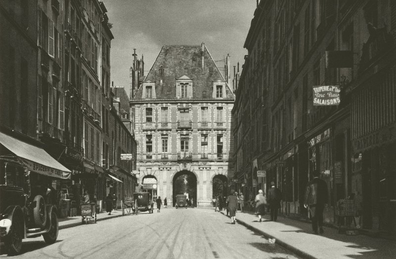 Paryż: Rue de Birague (zdjęcie czarno-białe) autorstwa Mario Bucovich