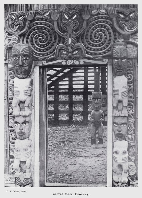 New Plymouth, Nowa Zelandia: Rzeźbione drzwi Maorysów (zdjęcie czarno-białe) autorstwa New Zealand Photographer