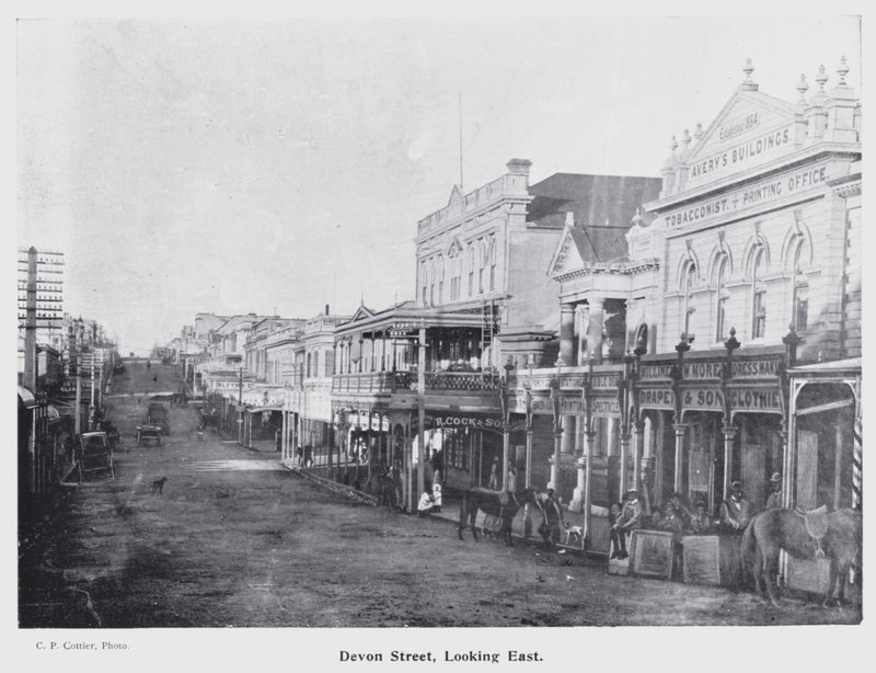 New Plymouth, Nowa Zelandia: Devon Street, Looking East (zdjęcie czarno-białe) autorstwa New Zealand Photographer