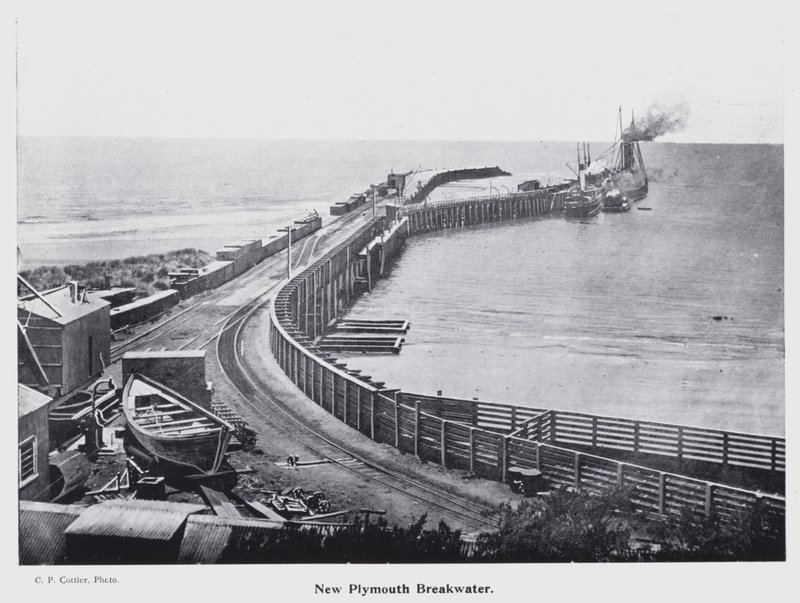 New Plymouth, Nowa Zelandia: New Plymouth Breakwater (zdjęcie czarno-białe) autorstwa New Zealand Photographer