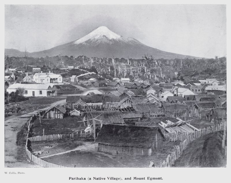 New Plymouth, Nowa Zelandia: Parihaka, tubylcza wioska i góra Egmont (zdjęcie czarno-białe) autorstwa New Zealand Photographer