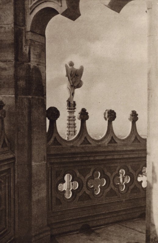 Spojrzenie z Duomo, Mediolan (zdjęcie czarno-białe) autorstwa Nichol Elliot