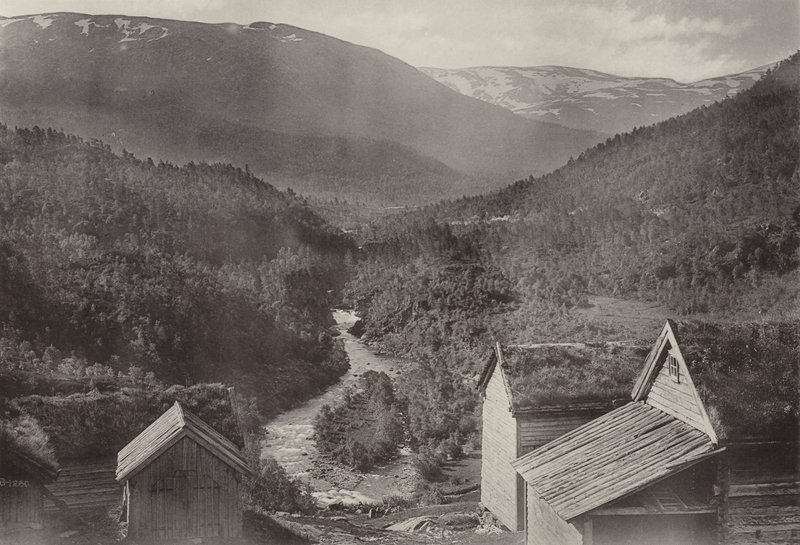 Patrząc na wschód od hotelu Stalheim (zdjęcie czarno-białe) autorstwa Norwegian Photographer