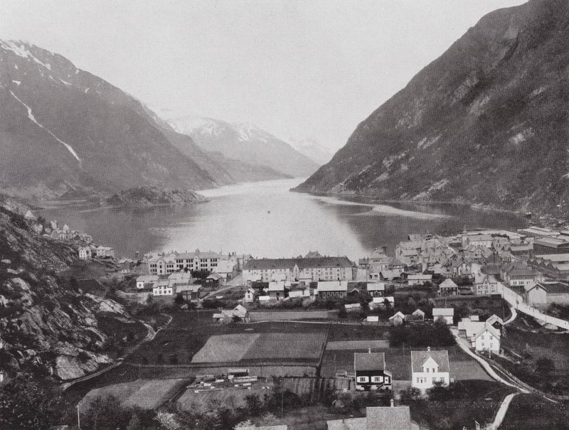Odda (zdjęcie czarno-białe) autorstwa Norwegian Photographer