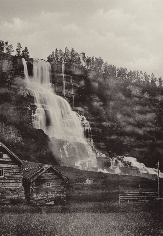Tvindefos (zdjęcie czarno-białe) autorstwa Norwegian Photographer