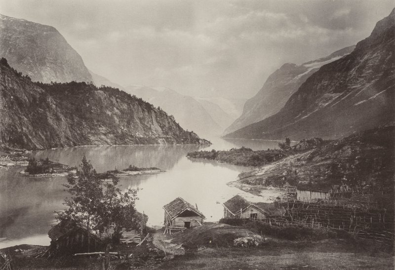 Widok na jezioro Loen, Nordfjord (zdjęcie czarno-białe) autorstwa Norwegian Photographer