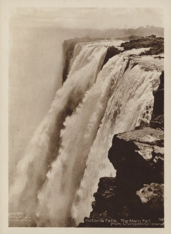 Wodospady Wiktorii, główny wodospad z wyspy Livingstone (zdjęcie czarno-białe) autorstwa Percy M. Clark