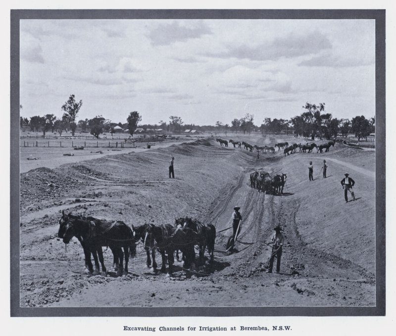 Wykopywanie kanałów do nawadniania w Berembea, NSW (zdjęcie czarno-białe) autorstwa Photographer Australian