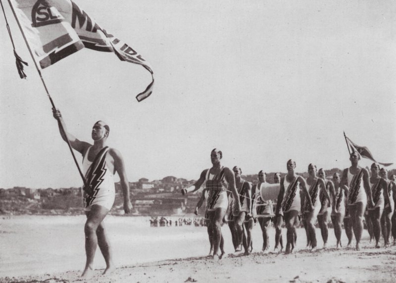 Przeszłość marca ratowników, znajoma scena na każdej australijskiej plaży (zdjęcie czarno-białe) autorstwa Photographer Australian