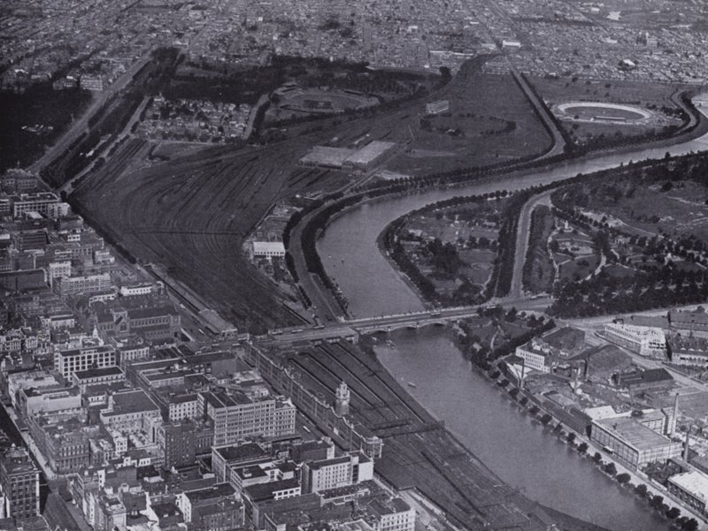Melbourne: Widok z lotu ptaka na Jolimont Railway Yards i rzekę Yarra, ukazujący niewielki fragment miasta i Richmond w oddali (zdjęcie czarno-białe) autorstwa Photographer Australian