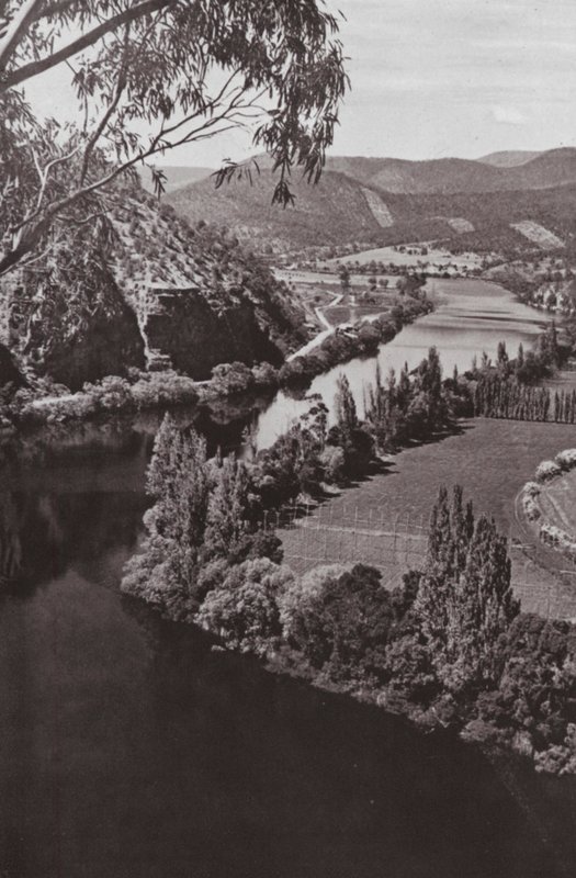 Rzeka Derwent niedaleko New Norfolk, Tasmania (zdjęcie czarno-białe) autorstwa Photographer Australian