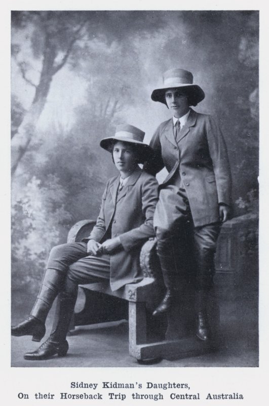 Córki Sidney Kidman podczas wycieczki konnej przez Australię Środkową (zdjęcie czarno-białe) autorstwa Photographer Australian