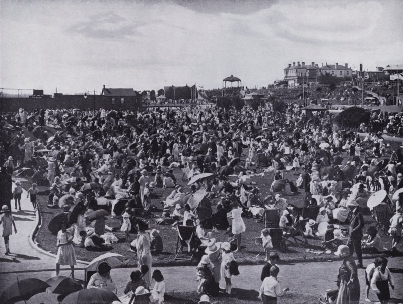 St Kilda Beach, popularny nadmorski kurort Melbourne, Pokazuje trawniki (zdjęcie czarno-białe) autorstwa Photographer Australian