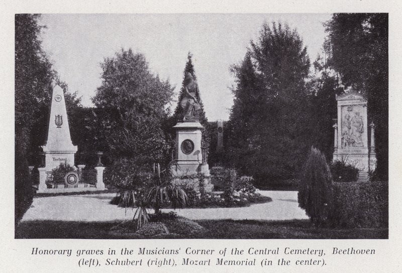 Groby honorowe w Kąciku Muzyków Cmentarza Centralnego, Beethoven (po lewej), Schubert (po prawej), Pomnik Mozarta (w środku) (zdjęcie czarno-białe) autorstwa Photographer Austrian