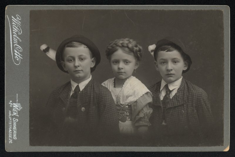 Portret trójki austriackich dzieci (zdjęcie czarno-białe) autorstwa Austrian Photographer