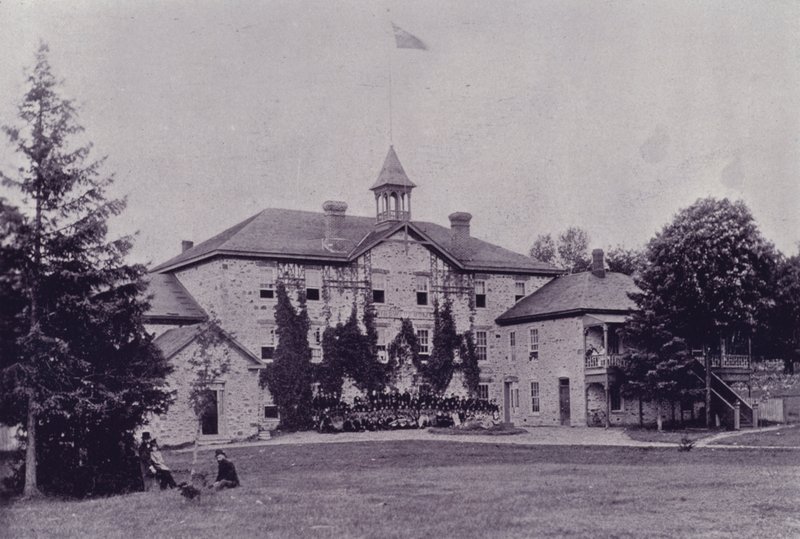 Kanada: Shingwauk i Wawanosh Home (zdjęcie czarno-białe) autorstwa Photographer Canadian