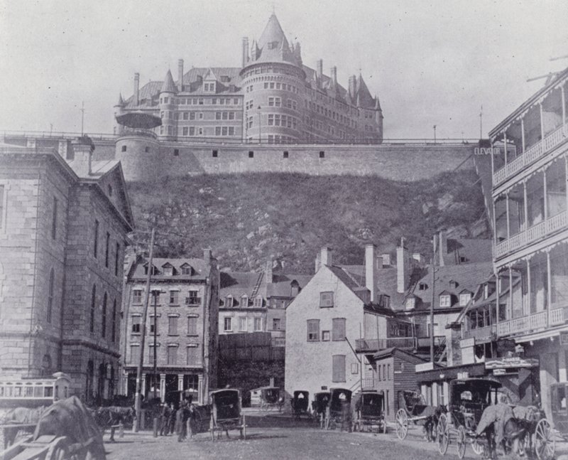 Kanada: Chateau Frontenac, Quebec (zdjęcie czarno-białe) autorstwa Photographer Canadian