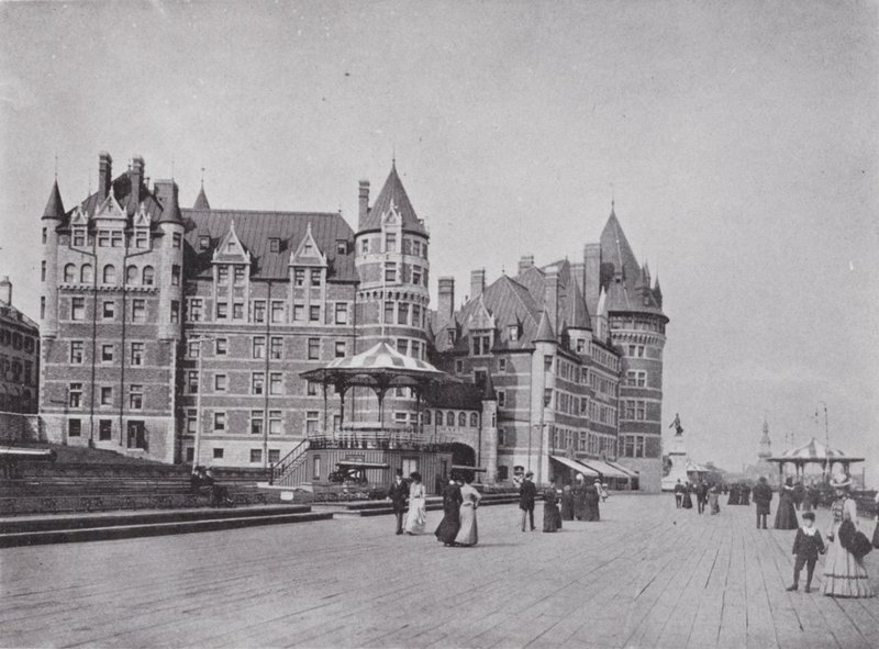 Chateau Frontenac i taras Dufferin (zdjęcie czarno-białe) autorstwa Photographer Canadian