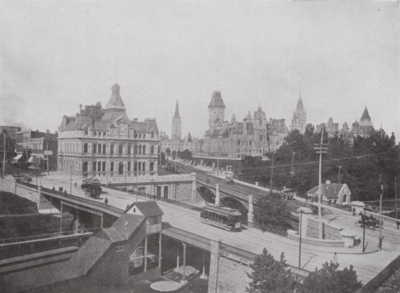 Mosty Dufferin i Saperów, budynki poczty i parlamentu, Ottawa (zdjęcie czarno-białe) autorstwa Photographer Canadian