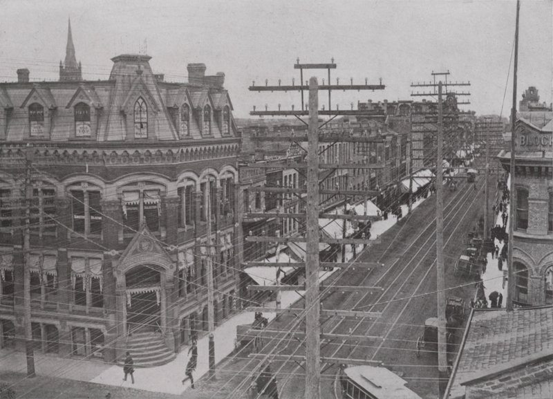 Dundas Street, Looking East, Londyn, Ontario (zdjęcie czarno-białe) autorstwa Photographer Canadian