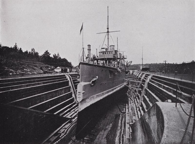HMS „Flora” w Dock, Esquimalt, Kolumbia Brytyjska (zdjęcie czarno-białe) autorstwa Photographer Canadian