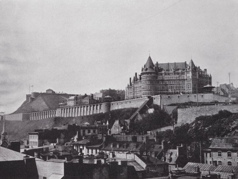 Zamek i Cytadela z Dolnego Miasta, Quebec (zdjęcie czarno-białe) autorstwa Photographer Canadian