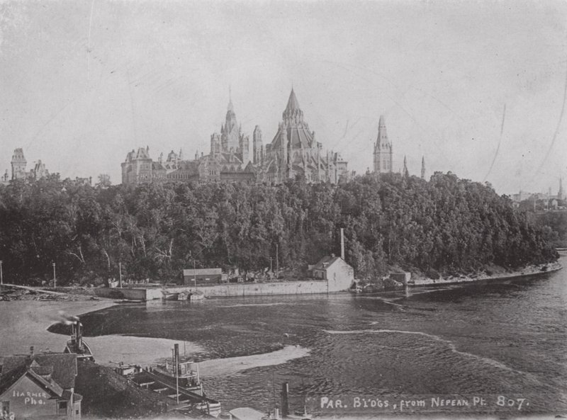 Budynki Parlamentu, Ottawa, z Nepean Point (zdjęcie czarno-białe) autorstwa Photographer Canadian