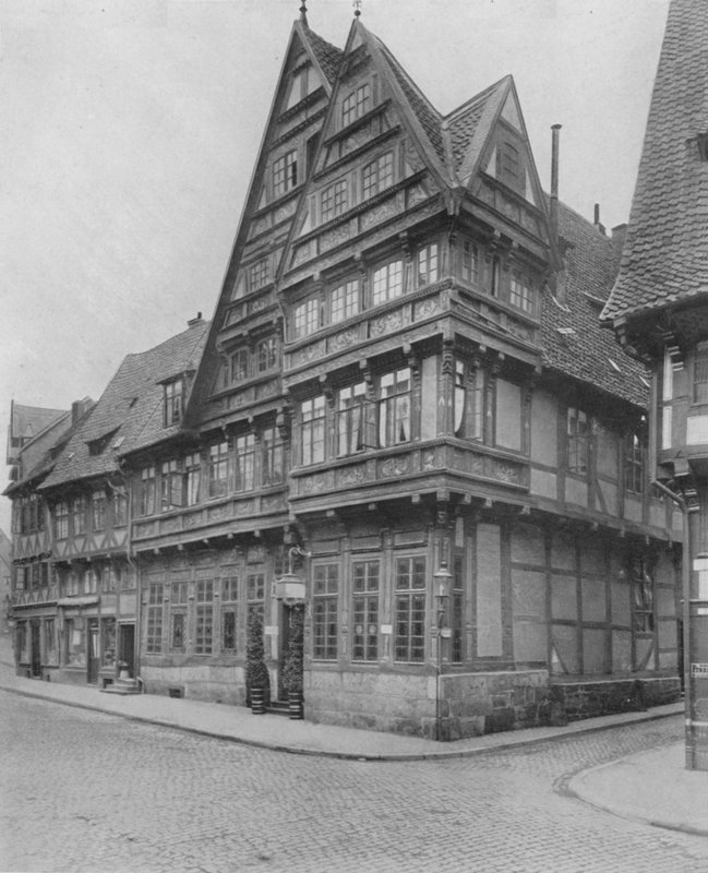 Stary niemiecki dom przy Der Osterstrasse (zdjęcie czarno-białe) autorstwa Photographer German