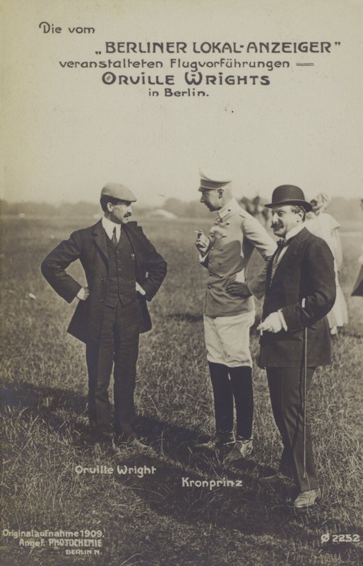 Amerykański lotnik Orville Wright rozmawiający z księciem niemieckim Wilhelmem podczas wizyty w Berlinie (zdjęcie czarno-białe) autorstwa Photographer German