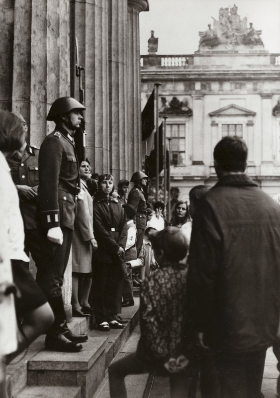 Pod Pomnikiem Ofiar Faszyzmu i Militaryzmu żołnierze Narodowego Ludowego Wojska Polskiego oddają cześć pionierom pokoju i socjalizmu (zdjęcie czarno-białe) autorstwa Photographer German